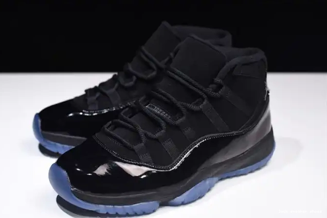 Rep LUCY 11 and Gown Cap Air 378037-005 black Jordan 0416